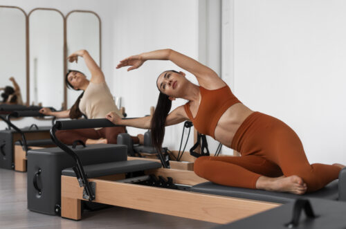 Imagem que ilustra uma aula de Pilates com foco em fortalecimento e equilíbrio corporal.