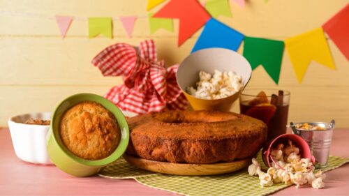 Mesa decorada com opções saudáveis de comidas típicas de festa junina