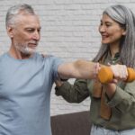 Mostrar a importância do acompanhamento técnico na musculação para idosos, garantindo segurança e bons resultados.
