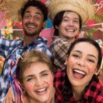 Grupo de amigos comemorando em clima de festa junina