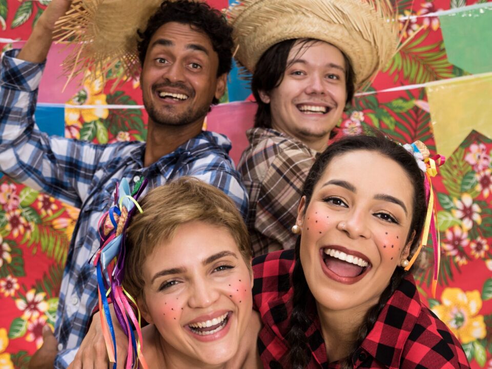 Grupo de amigos comemorando em clima de festa junina