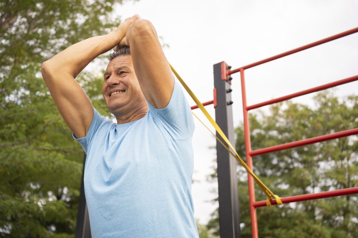 Ilustrar a prática de exercícios de força na terceira idade como forma de prevenção e tratamento da sarcopenia
