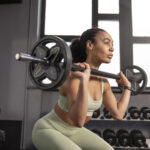Demonstrar a força, o foco e os benefícios do treino de musculação para o público jovem