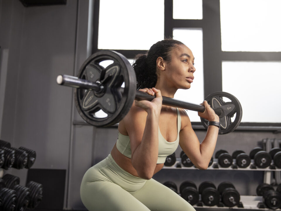 Demonstrar a força, o foco e os benefícios do treino de musculação para o público jovem