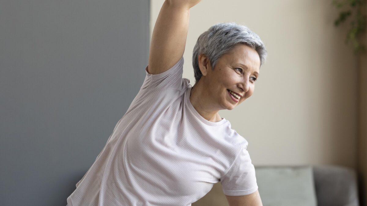 Mostrar que é possível praticar atividades físicas eficazes contra a sarcopenia mesmo dentro de casa