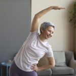 Mostrar que é possível praticar atividades físicas eficazes contra a sarcopenia mesmo dentro de casa
