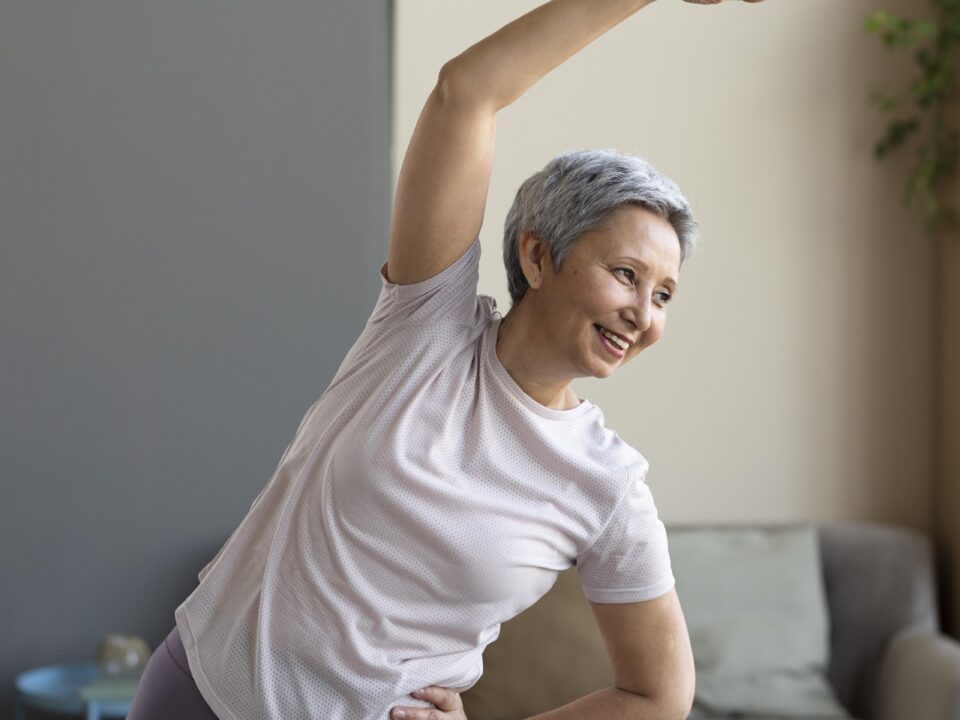 Mostrar que é possível praticar atividades físicas eficazes contra a sarcopenia mesmo dentro de casa