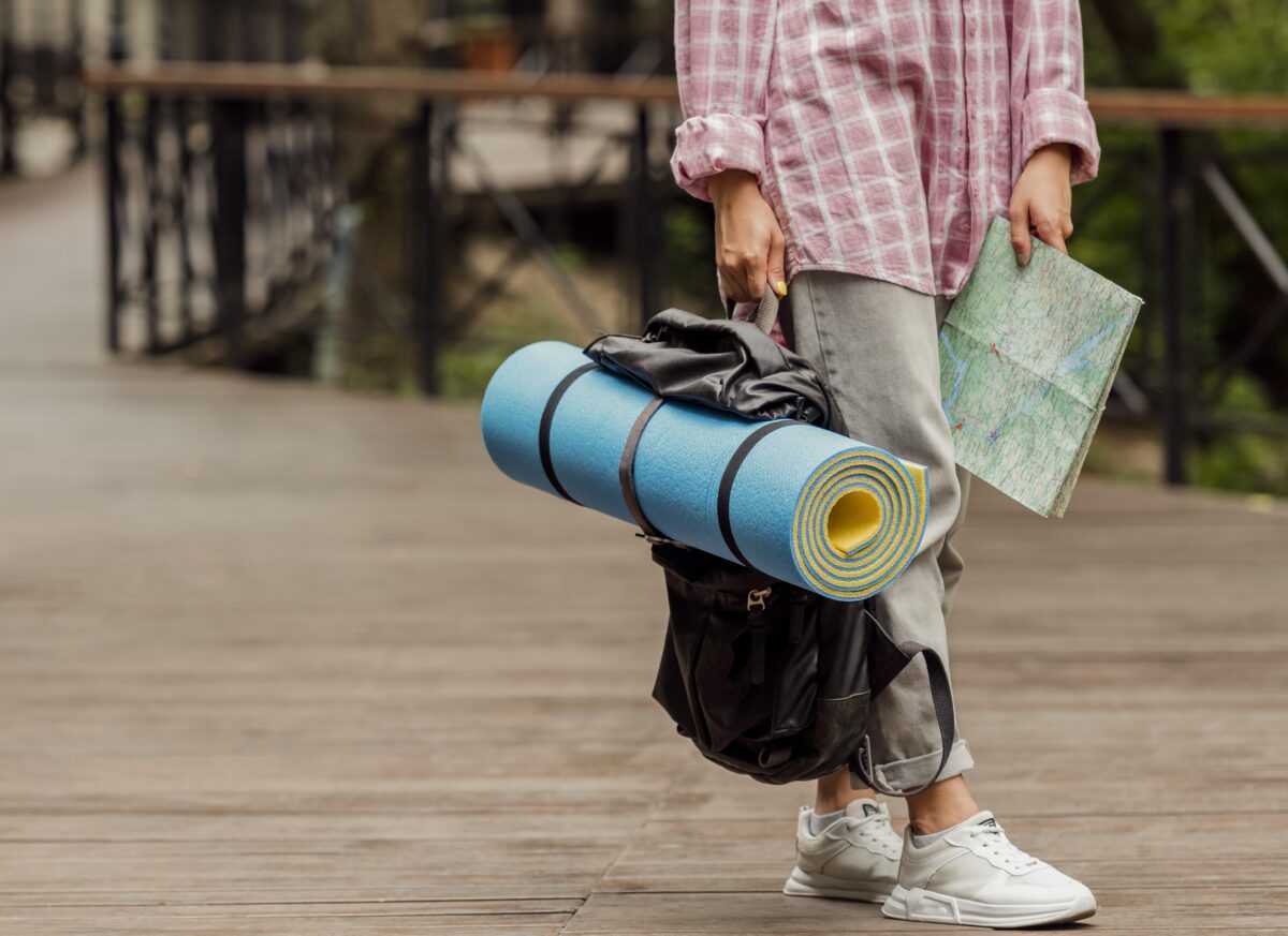 Representação visual de como preparar a mala para se manter ativo em viagens, levando acessórios que facilitam a prática de exercícios.