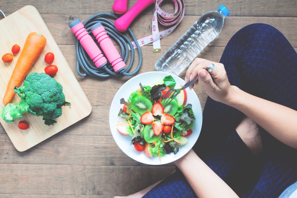 Alimentação equilibrada, hidratação e exercícios formam hábitos saudáveis