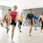 Pessoas se movimentando em uma aula de dança que estimula corpo e mente, reforçando os benefícios da dança para o cérebro.