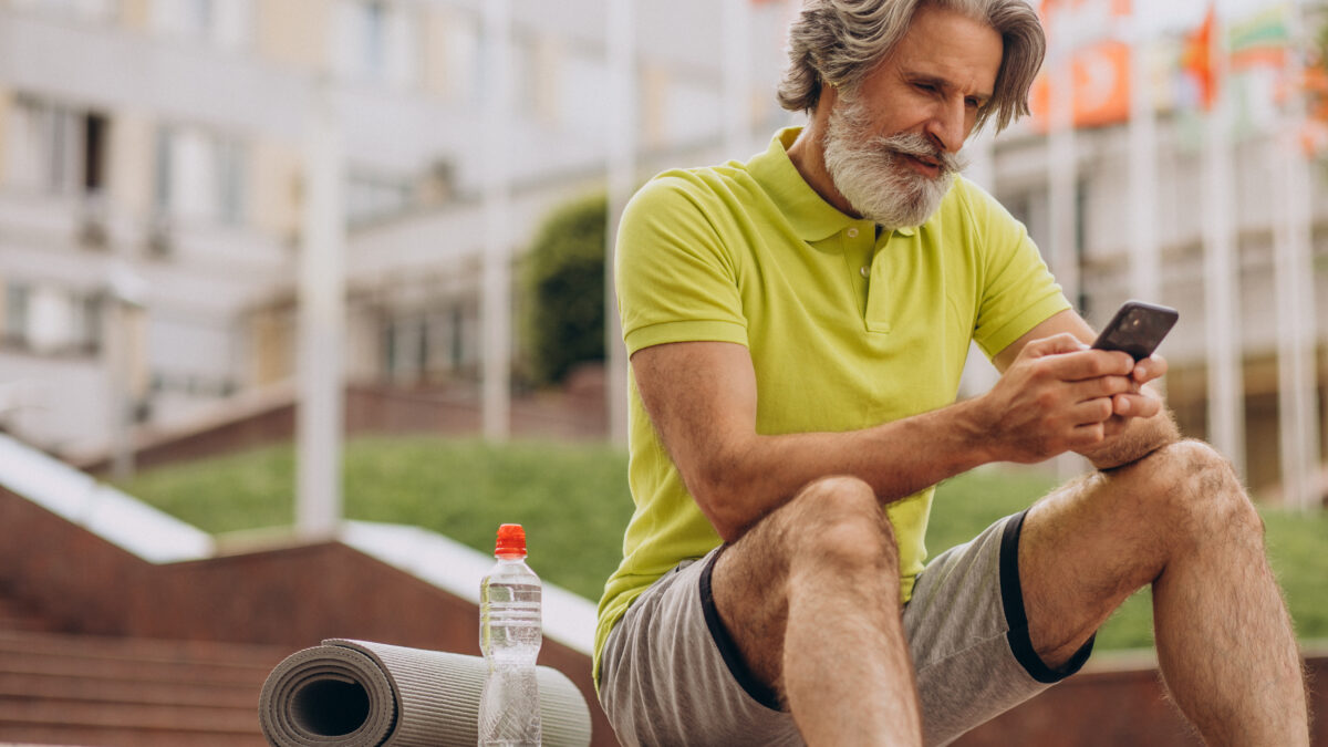 Homem de meia-idade descansando após atividade física ao ar livre, representando o exercício físico no controle do diabetes.