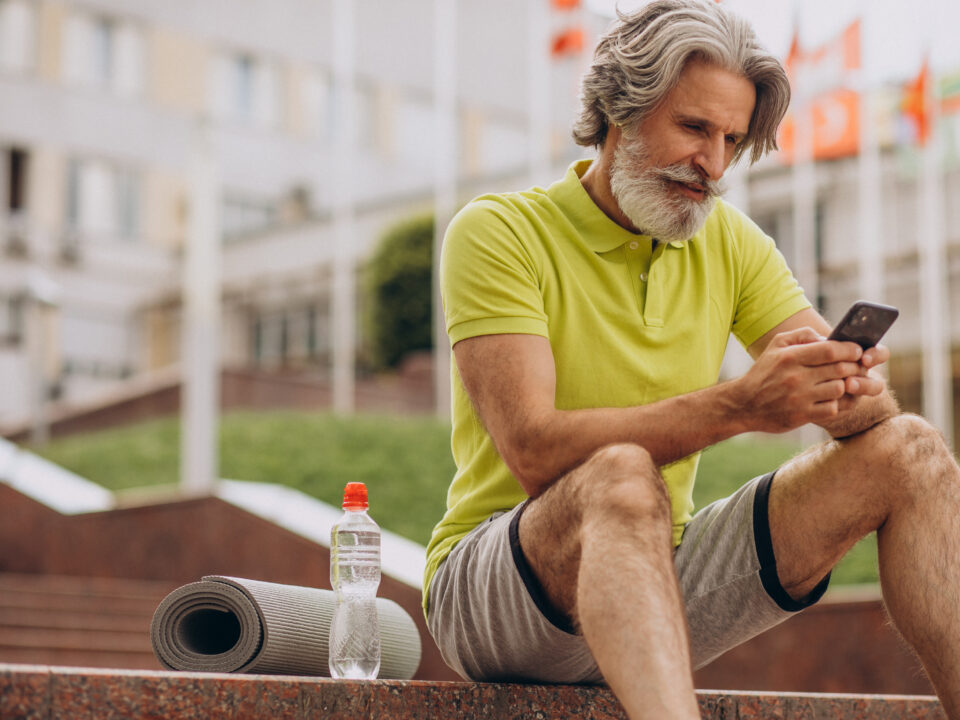 Homem de meia-idade descansando após atividade física ao ar livre, representando o exercício físico no controle do diabetes.