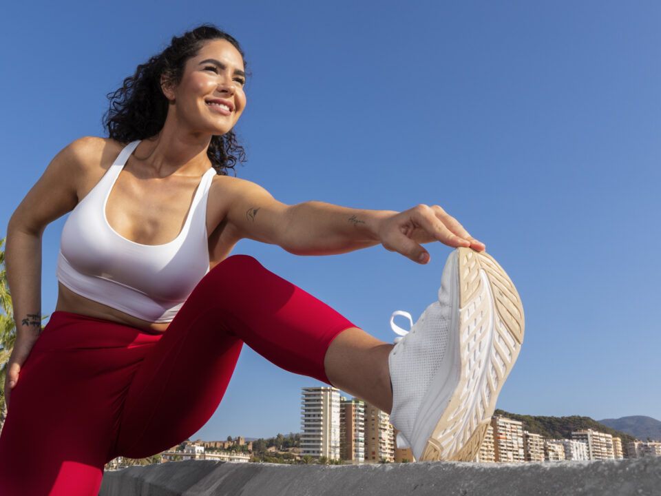 mulher se exercitando para manter o movimento em dezembro