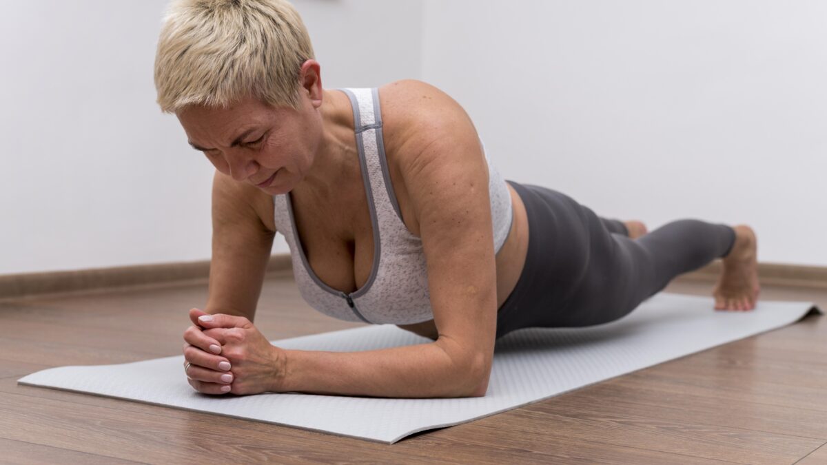 Imagem utilizada para ilustrar a prática da prancha abdominal por pessoas 50+, reforçando os benefícios do exercício para postura e estabilidade.