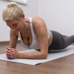 Imagem utilizada para ilustrar a prática da prancha abdominal por pessoas 50+, reforçando os benefícios do exercício para postura e estabilidade.