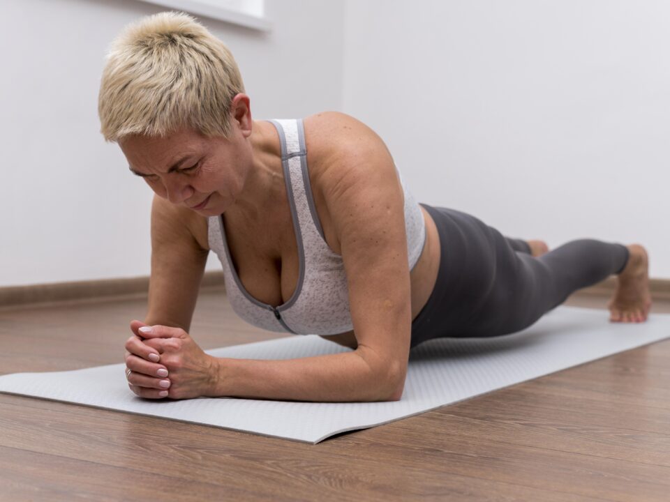 Imagem utilizada para ilustrar a prática da prancha abdominal por pessoas 50+, reforçando os benefícios do exercício para postura e estabilidade.